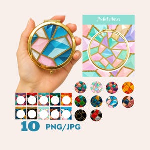 Op de afbeelding: Een goudomrande, ronde zakspiegel met een geometrisch ontwerp in roze, blauw en wit. De spiegel wordt in een hand gehouden en het ontwerp wordt herhaald op een kaart. Extra ontwerpopties worden hieronder getoond.