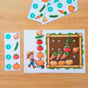 Könnte beinhalten: Ein ausdruckbares Lernspielset mit einem Gartenbeet, einem Comic-Bauern mit Schubkarre und verschiedenen Gemüseausschnitten wie Karotten, Tomaten, Kürbissen, Zwiebeln, Kartoffeln und Zucchini sowie Zahlenkarten zum Zählenlernen.