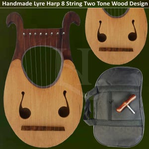Könnte beinhalten: Eine handgefertigte Leier mit 8-saitigem Design und zweifarbigem Holz. Das Instrument hat einen hellbraunen Korpus mit dunkelbraunen Akzenten und ein kreisförmiges Schallloch. Eine schwarze Tragetasche und ein Stimmschlüssel sind ebenfalls enthalten.
