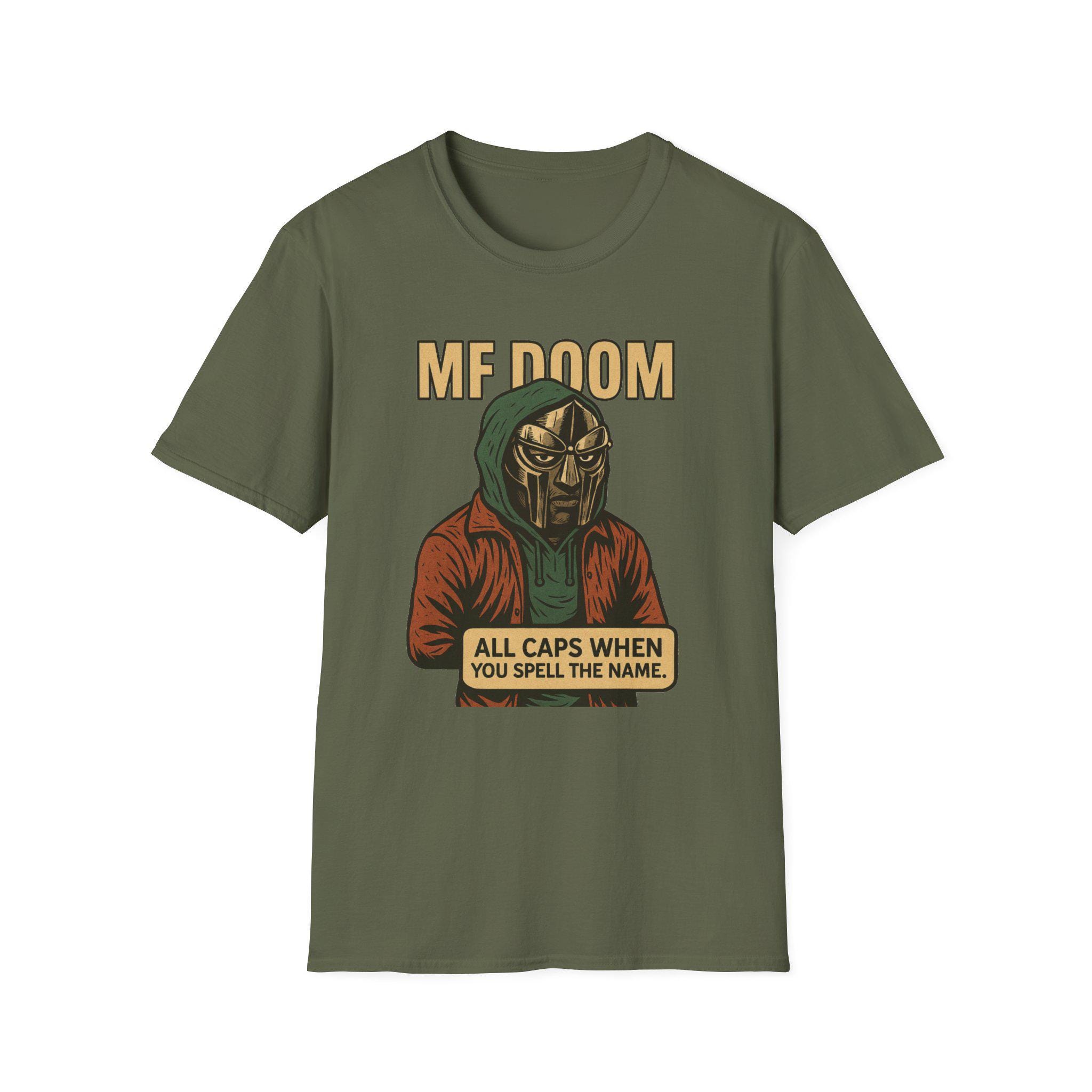 Maglietta grafica unisex - MF DOOM Tutto maiuscolo - Maglietta artistica, Moda hip hop, Tutto maiuscolo quando scrivi il nome, Rap, Streetwear, Grafica rap