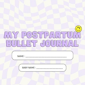 以下が含まれることがあります： ラベンダーと白の市松模様の背景に、紫色のバブルレターで「MY POSTPARTUM BULLET JOURNAL」と書かれています。名前と赤ちゃんの名前のスペースが含まれています。黄色のスマイリーフェイスが右上隅にあります。