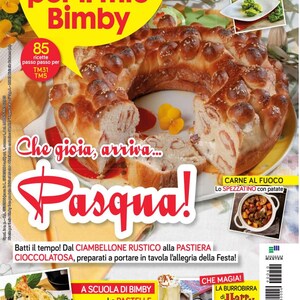 Puede incluir: Una portada de revista con un pan en forma de anillo espolvoreado con semillas de sésamo. La portada presenta el texto "Ricette per il mio Bimby" y "Pasqua!" en rojo. Imágenes adicionales muestran platos preparados y una bebida temática de Harry Potter.