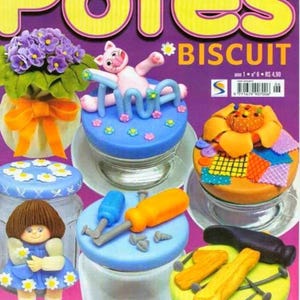 Puede incluir: La portada de la revista "Potes Biscuit" muestra tapas de tarros decoradas con diseños creativos. Las tapas están adornadas con elementos hechos a mano, como un gato, flores, herramientas y una muñeca. También es visible el texto "DECORE SEUS POTES COM MUITA CRIATIVIDADE".