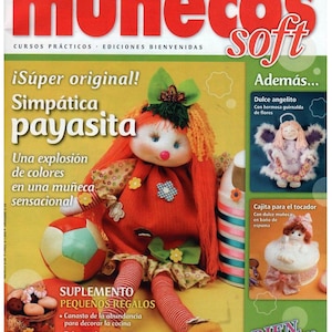 Op de afbeelding: Een tijdschriftomslag met de titel "muñecos soft" in het rood, met een handgemaakte clownpop met oranje haar en een rode jurk. De omslag bevat Spaanse tekst die cursussen poppen maken en andere knutselprojecten promoot.