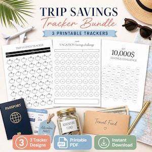 Op de afbeelding: Een bundel van drie afdrukbare reisspaar trackers. De trackers bevatten een spaarvarkentracker, een vakantiespaarchallenge en een $10.000 spaarchallenge. Accessoires zijn onder meer een paspoort, instapkaart en een pot met het opschrift "Adventure Fund".