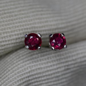 Orecchini a perno con rubino certificato da 0,33 carati, pietra portafortuna di luglio, regalo autentico, gioiello naturale estratto dalla terra, argento sterling, taglio rotondo RE48