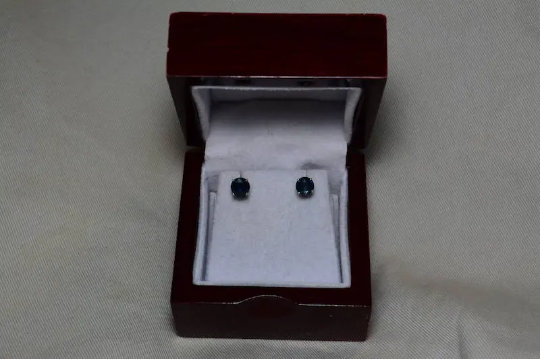 認定サファイアスタッドピアス 1.26カラット ラウンドカット