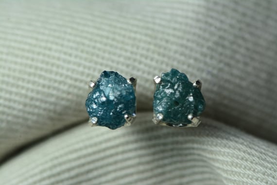 White gold earrings with blue diamonds 0.50 carat | Troostwijk Auctions