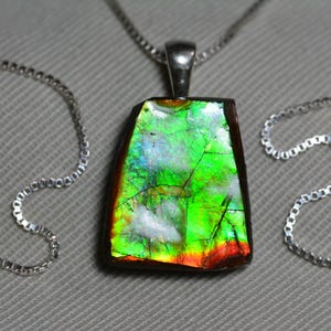 Collar de ammolita cruda con arcoíris rojo, verde y azul, colgante de plata esterlina, auténtica, natural, de Alberta, Canadá, joyería de ammolita canadiense n.° F226