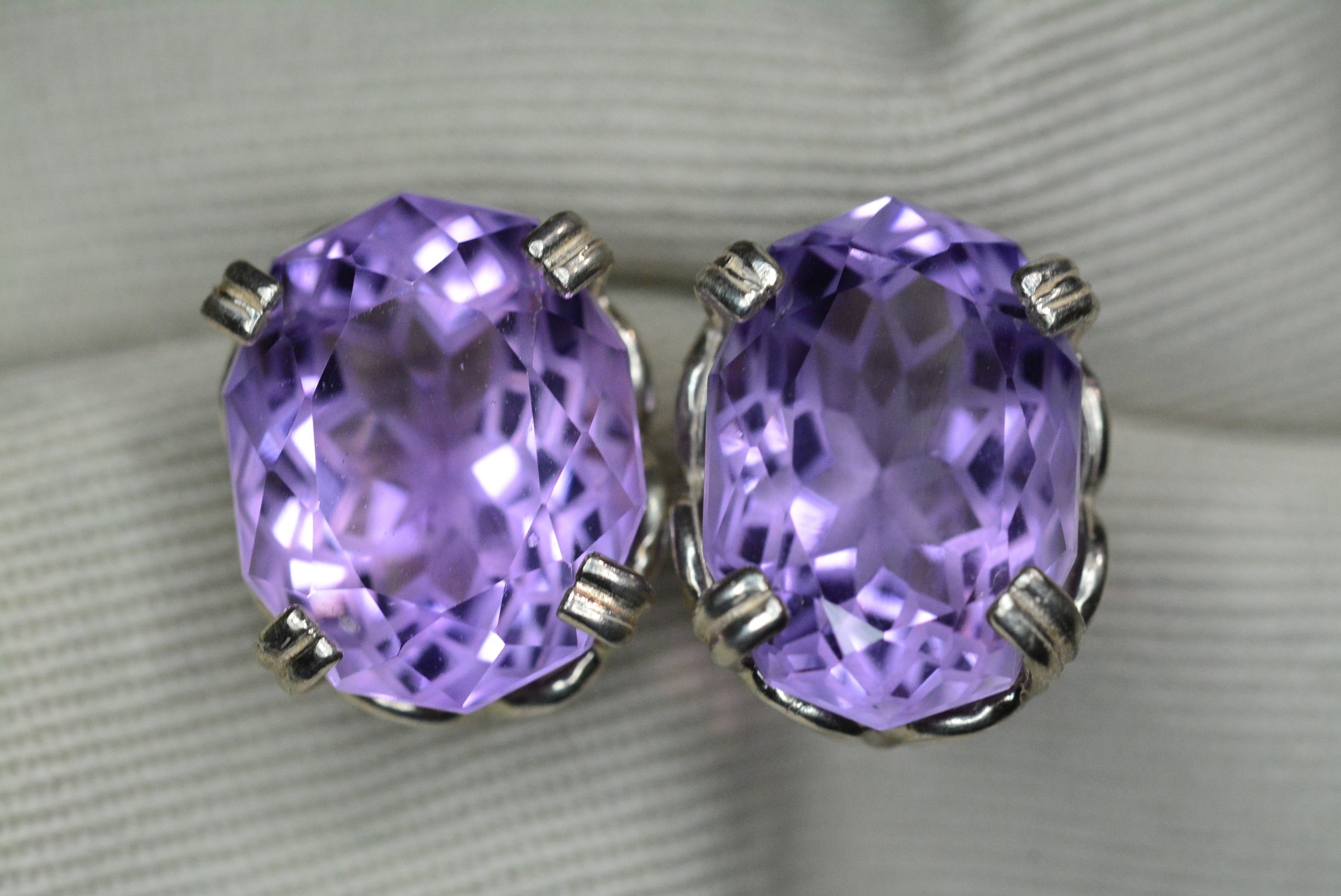 Pendientes de amatista certificados Pendientes de plata de ley de 17,01 quilates Corte de precisión elegante Joyería de piedra natal de febrero Auténtica tierra real extraída AM53