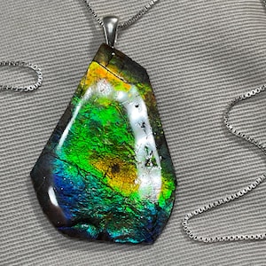 Collar grande de ammolita arcoíris con colgante de plata de ley, natural, auténtica, de Alberta, Canadá. Joyería canadiense de ammolita F298.