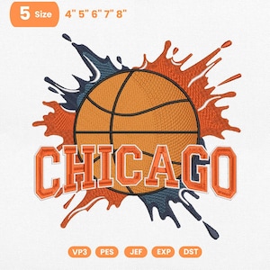 Può includere: Un ricamo di basket con la scritta "CHICAGO" in arancione, su sfondo bianco. Il pallone è arancione con linee nere, circondato da schizzi di vernice arancione e blu navy. Taglie disponibili: 10 cm, 13 cm, 15 cm, 18 cm e 20 cm.
