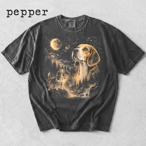 Könnte beinhalten: Dunkelgraues T-Shirt mit einem Beagle-Hunde-Design. Die Grafik zeigt einen Beagle, der zum Mond aufblickt, mit einem kleineren Beagle im Vordergrund. Das Wort "pepper" ist oben aufgedruckt.