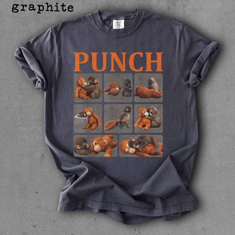 Peut inclure: T-shirt graphite avec le mot "PUNCH" en lettres orange. Le t-shirt pr&eacute;sente une grille de neuf carr&eacute;s, chacun contenant une illustration diff&eacute;rente de singes. Les singes sont dans diverses poses, certains se c&acirc;linant et d'autres debout.