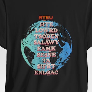 Puede incluir: Camiseta negra con un diseño de globo terráqueo en azul y turquesa, y texto en rojo y rosa. El texto incluye: RTEU, HTE, LOWRD, TSODEN, SALAWY, EAMK, SESNE, TA, SIFRT y ENLGAC.