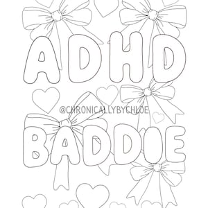 Può includere: Design a linea in bianco e nero con le parole "ADHD BADDIE" in lettere a bolla, decorate con fiocchi e cuori. Il design include il testo "@CHRONICALLYBYCHLOE".