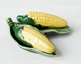 Vintage corn on the cob salt and pepper shakers, Elbee Art pottery of Cleveland, Ohio, ceramic ears of corn, leaf tray, midcentury kitsch
