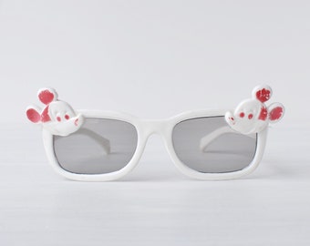 lunettes de soleil Mickey Mouse vintage, fabriquées en Italie, Walt Disney Productions, milieu du siècle des années 1960, plastique blanc et rouge, Disneyana, dessin animé