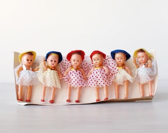Six poupées miniatures en plastique dur de styrène de cru, faveurs de partie, yeux somnolents, sundress de jupe de retournement de pois, chapeau de feutre, couche, bras jointés