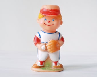 vintage joueur de baseball caoutchouc squeaker jouet, jouet de compression, mignon blonde garçon pichet figure faite à Taiwan, 1960s, sports, jouet grinçant de bébé de chien