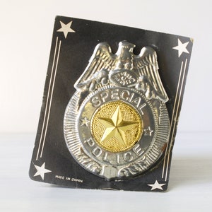 Vintage spezielle Polizei Zinn Spielzeug Abzeichen, groß, Halloween-Kostüm, hergestellt in Japan, 1950er Jahre, 1960er Jahre, Silberton, Goldton, geprägt Metall auf Karte