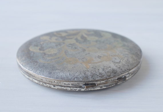 Vintage Majestic compact, engraved floral two ton… - image 10