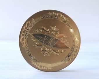 Vintage Wadsworth compact, 14K gold plated, hand engraved fancy scrollwork, pressed powder, mirror, 1940s 1950s, monogram NMJ, flapjack