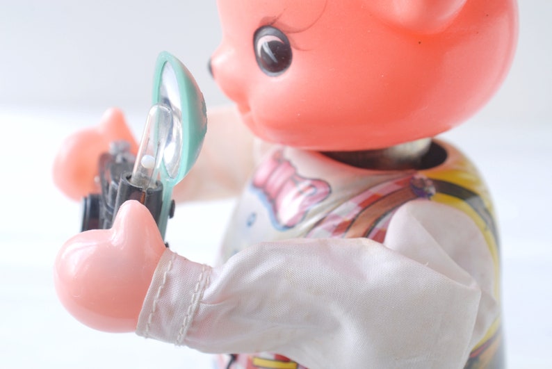 battery operated Vintage Photographer Bear tin litho wind-up mechanical toy styrene plastic flash camera made in China photography
