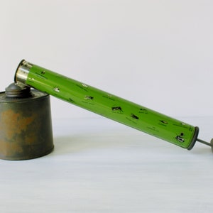 Vintage Bug Spray Handpumpe, grün & Silber Zinn Litho Insektizid Staubsauger, Trommel Pestizid Sprayer, Industrie, Universal, Saranac, MI