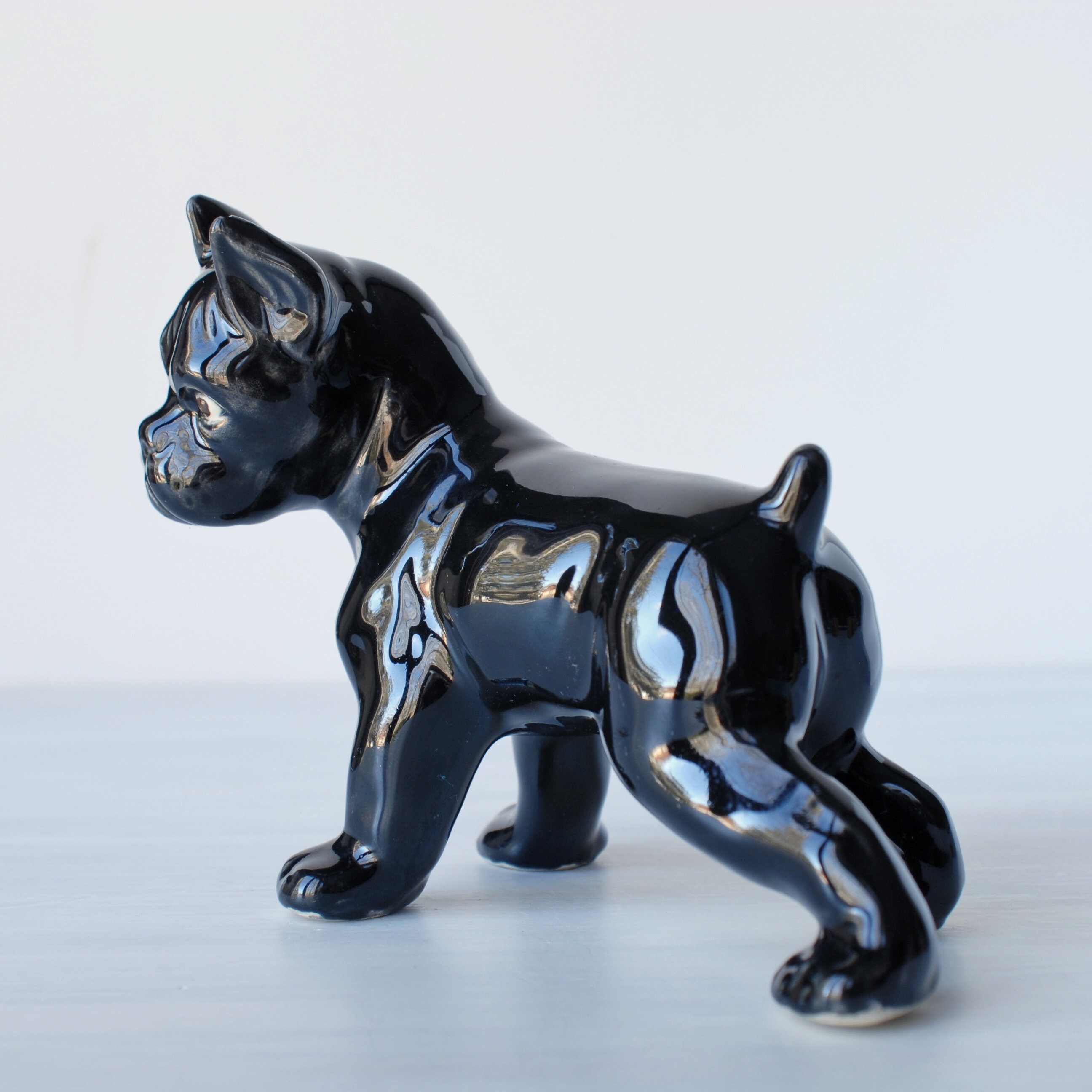 ヴィンテージの黒いブルドッグの子犬の陶器の置物、ミッド