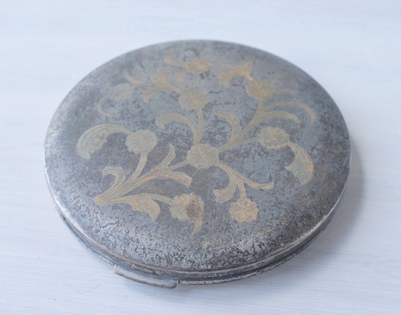 Vintage Majestic compact, engraved floral two ton… - image 2
