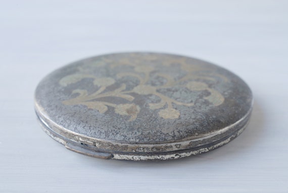 Vintage Majestic compact, engraved floral two ton… - image 9