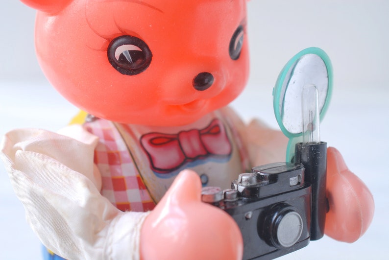 battery operated Vintage Photographer Bear tin litho wind-up mechanical toy styrene plastic flash camera made in China photography