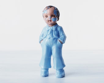 vintage Irwin Corporation styrène figurine en plastique dur, garçon bleu avec les mains dans les poches, 1950s blow moule partie faveur poupée de nouveauté, chippy