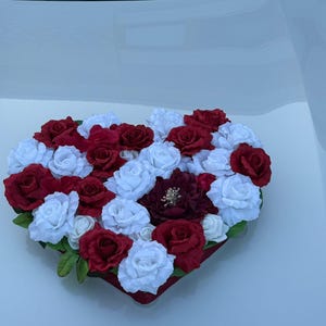Bordeaux white wedding decoration set with heart and 4 car bows. Wedding car decoration set in red. Pearls securely attached with suction cups.