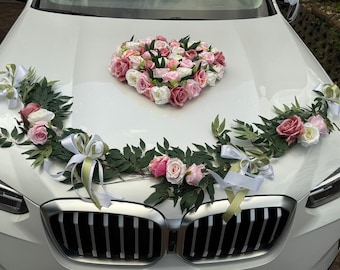 Autoversieringen: antieke roos, witte eucalyptus, autostrikken, bruid en bruidegom, zijden roos, hart met zuignapjes, rode en witte trouwversieringen