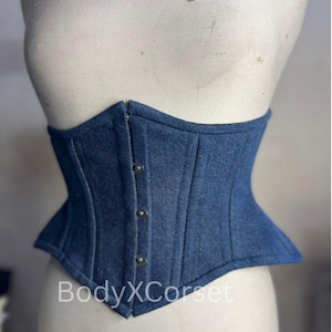 Corset underbust en denim bleu, corset waspie à armatures acier, bustier jean sans bretelles sur mesure pour usage quotidien.