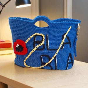 Handgemachte häkeln Tasche: Blauer Baumwollstrick mit gestickten Details