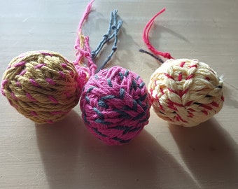 CAT TOY YARN Ball with Tail