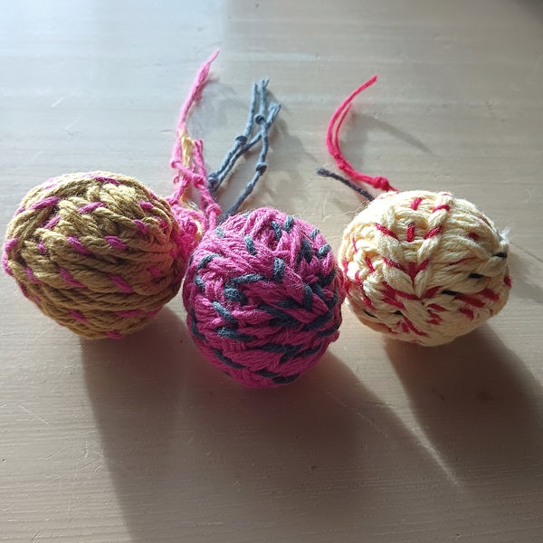 CAT TOY YARN Ball with Tail