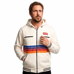 Könnte beinhalten: Ein cremefarbener Kapuzenpullover mit Reißverschluss und einem horizontalen Streifenmuster in Blau, Lila und Orange auf der Brust. Das Kleidungsstück verfügt über einen schwarzen Frontreißverschluss, zwei Brusttaschen mit schwarzen Reißverschlüssen, einen roten Aufnäher mit dem Text PHM sowie schwarz gestreifte Rippbündchen an Ärmeln und Saum.
