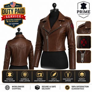 Könnte beinhalten: Eine braune Motorradjacke aus Leder mit steigendem Revers, einem asymmetrischen silberfarbenen Frontreißverschluss und einem runden, rot-schwarzen X-Men-Logo-Aufnäher am Oberarm. Die Jacke wird auf einer Schaufensterpuppe von vorne und hinten gezeigt.