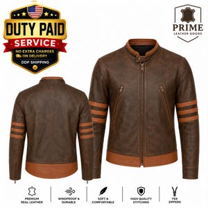 Può includere: Una giacca in pelle marrone con colletto alla coreana, chiusura frontale con zip e due tasche sul petto con zip. Le maniche sono decorate con tre strisce orizzontali color cuoio e l'orlo è rifinito con una fascia in pelle color cuoio.