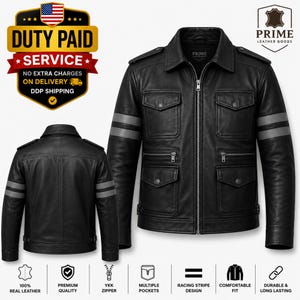 Könnte beinhalten: Eine schwarze Lederjacke mit Frontreißverschluss, spitzem Kragen und zwei horizontalen grauen Streifen an jedem Ärmel. Die Jacke verfügt über vier Vordertaschen mit Druckknopfklappen sowie zwei zusätzliche Reißverschlusstaschen.