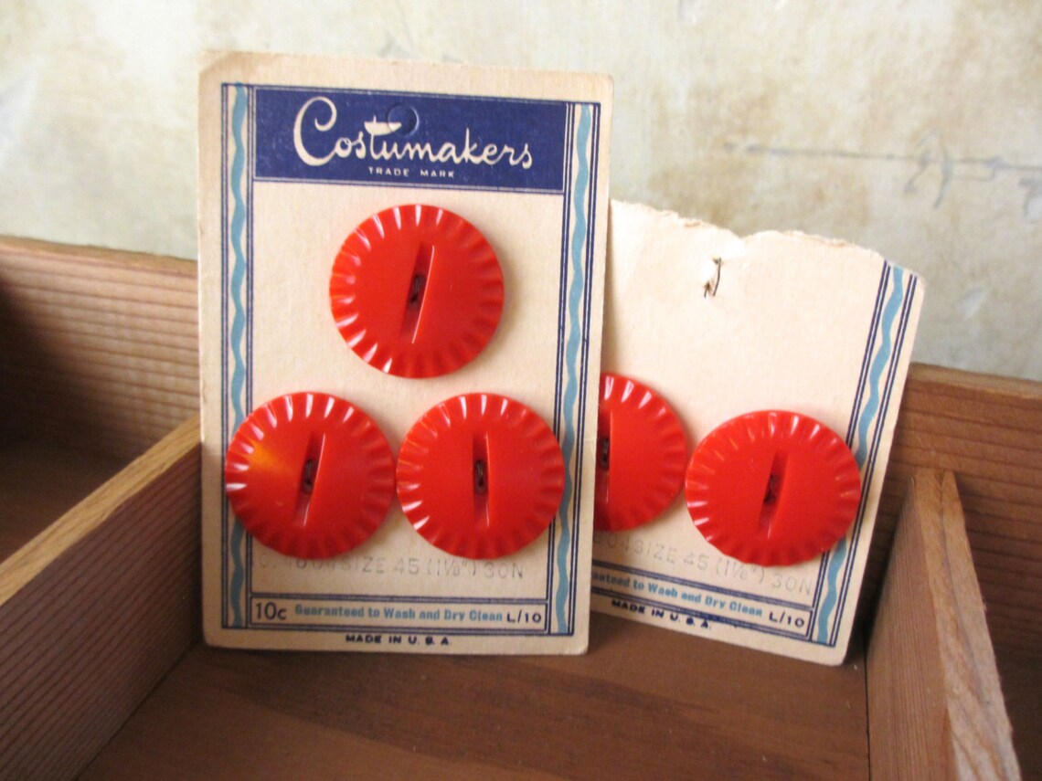 Costumakers. Vtg 1940s Plastic Buttons on Card / USA Made / Red Crimped