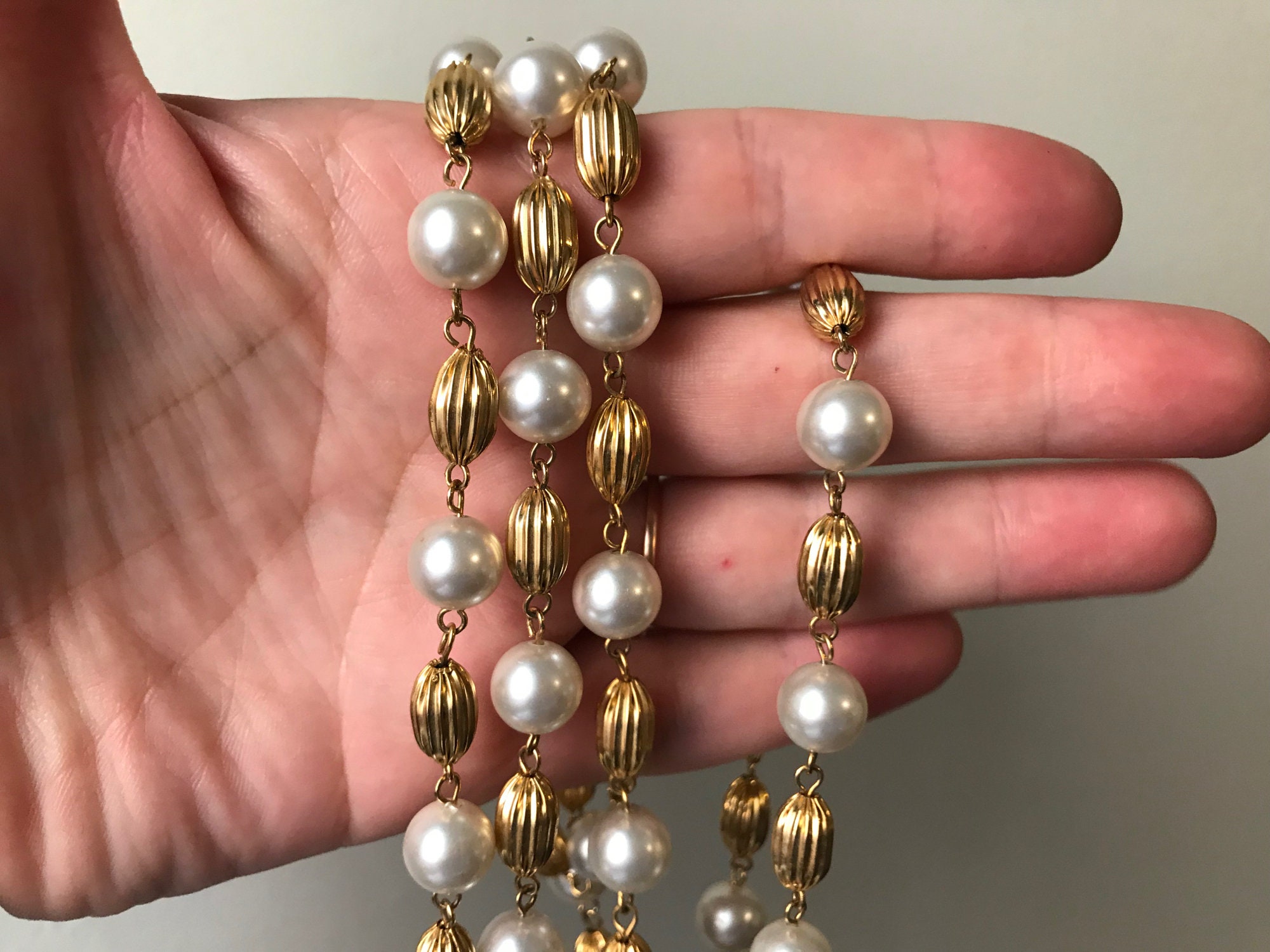 Vtg 1980s Fluted Gold Tone and Faux Pearl Single Strand