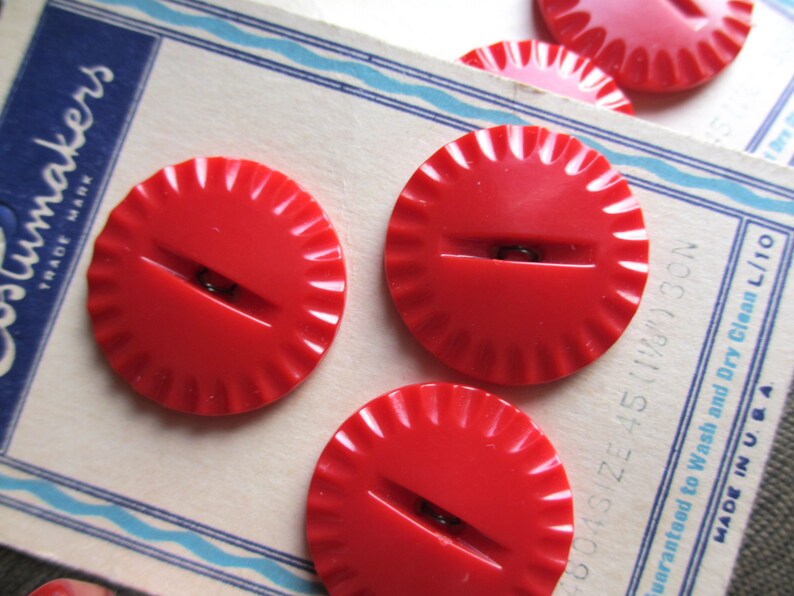 Costumakers. Vtg 1940s Plastic Buttons on Card / USA Made / Red Crimped