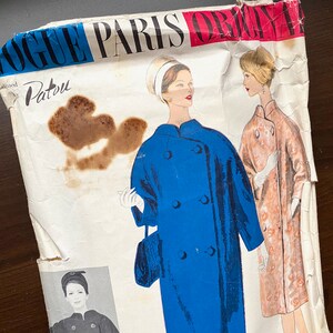 Pode incluir: Padr&atilde;o de costura vintage Vogue Paris Original com duas mulheres vestindo casacos. O padr&atilde;o &eacute; para um casaco da Patou.