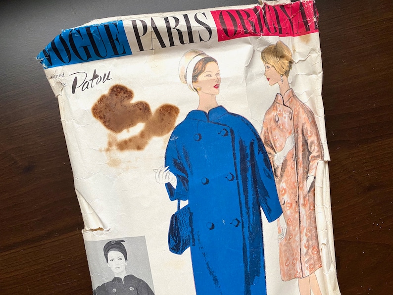 Pode incluir: Padr&atilde;o de costura vintage Vogue Paris Original com duas mulheres vestindo casacos. O padr&atilde;o &eacute; para um casaco da Patou.