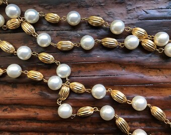 Vtg 1980s fluted gold tone and faux pearl single strand necklace, flapper style, 50 inch long length